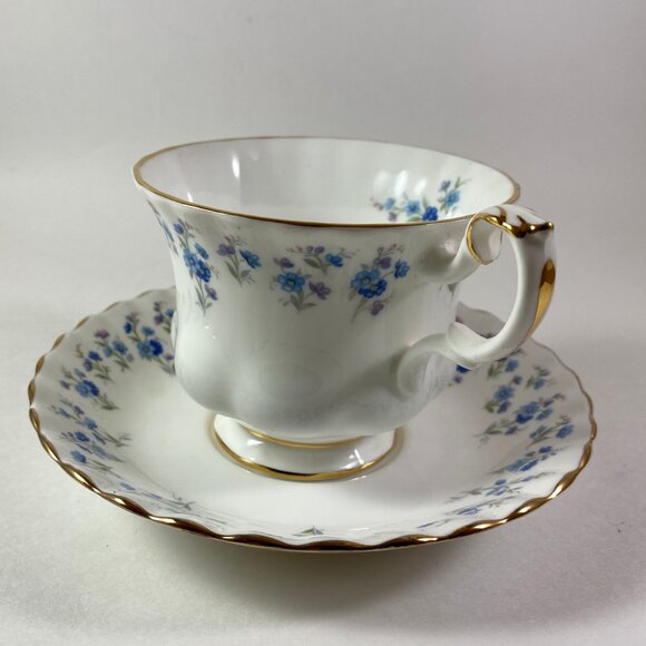 Inspiring Royal Albert "Memory Lane" teacup and saucer set - Picture 7 of 10